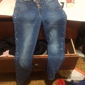 I’m selling some jeans